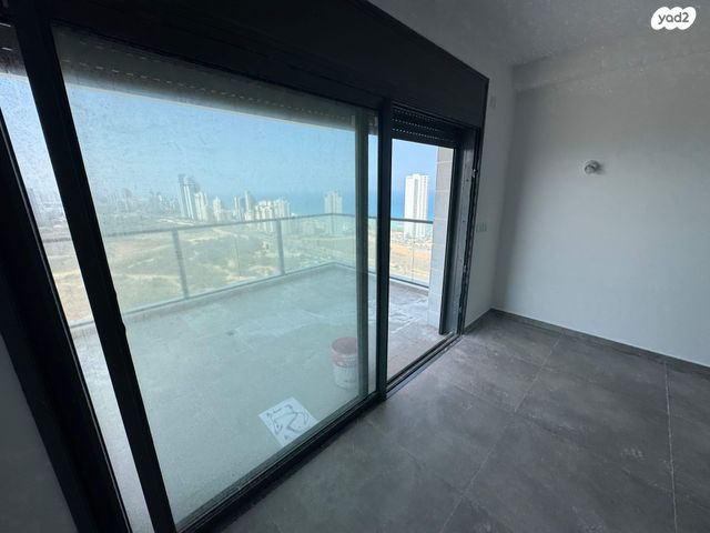 דירה, אמנון ליפקין שחק, נוף הטיילת, נתניה