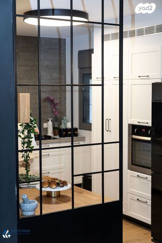 דירה, עופרה חזה, הזמר העברי, כפר סבא