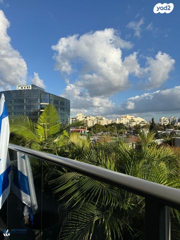 דירה, עופרה חזה, הזמר העברי, כפר סבא