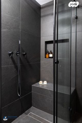 דירה, עופרה חזה, הזמר העברי, כפר סבא