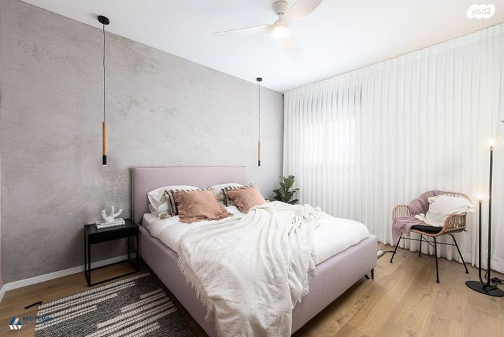 דירה, עופרה חזה, הזמר העברי, כפר סבא