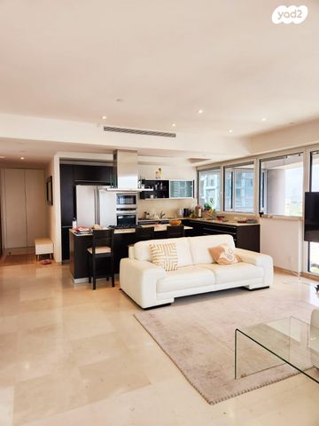 דירה, ניסים אלוני, צמרות איילון, פארק צמרת, תל אביב יפו