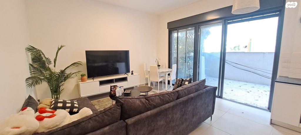 דירת גן, אסף, חרוזים, רמת גן