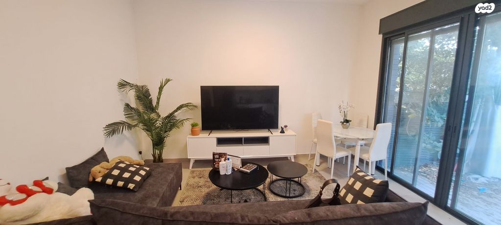 דירת גן, אסף, חרוזים, רמת גן