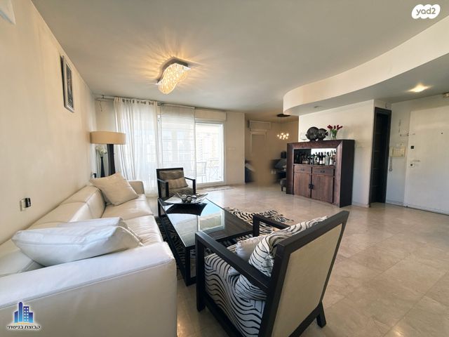 גג/ פנטהאוז, מנחם בגין 34, קרית רבין, חולון