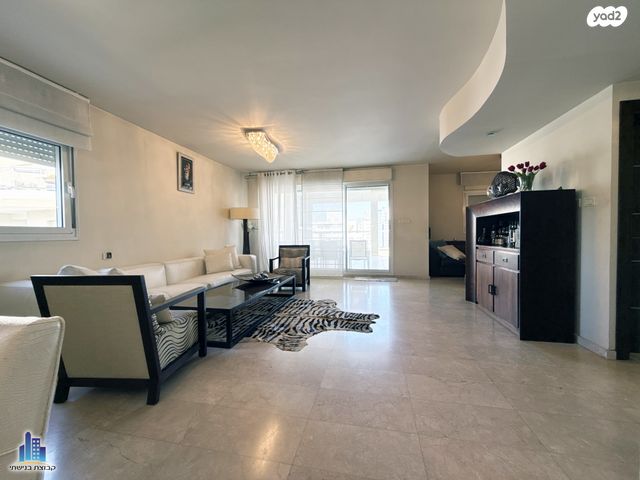 גג/ פנטהאוז, מנחם בגין 34, קרית רבין, חולון