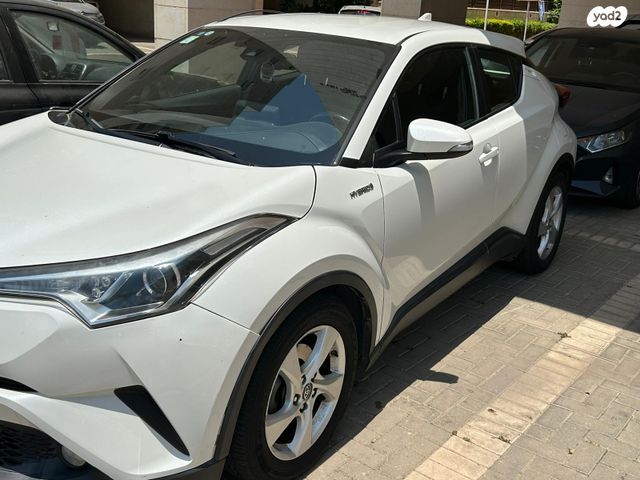 מודעת רכב טויוטה C-HR