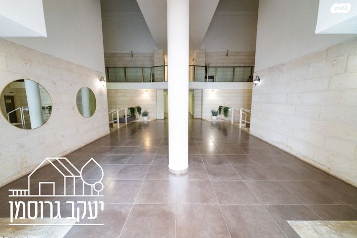 דירה, נחל אלכסנדר, צור יצחק, צור יצחק