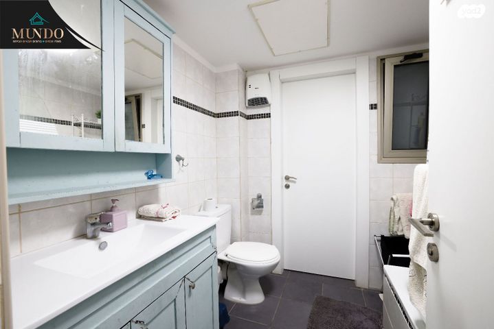 דירה, אפרים קישון, חתני פרס ישראל, באר יעקב