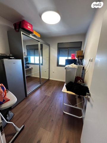 דירה, יגאל אלון, המרכז האזרחי, רמלה