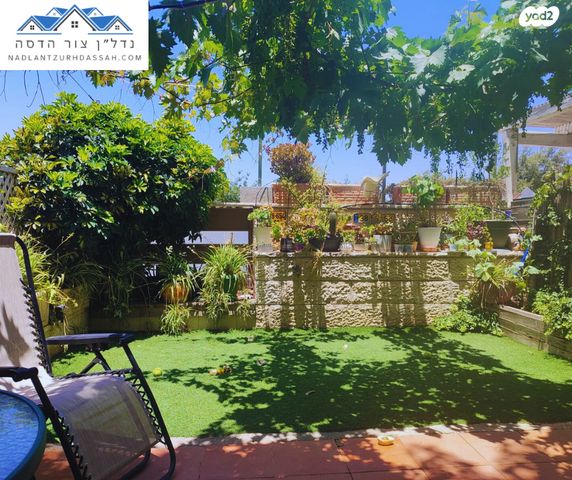 דו משפחתי, צור הדסה