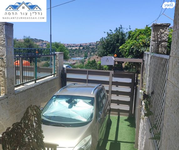 דו משפחתי, צור הדסה