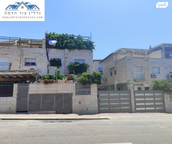 דו משפחתי, צור הדסה