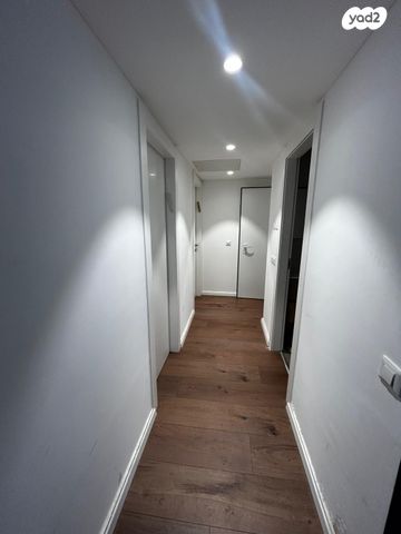 דירה, יגאל אלון, המרכז האזרחי, רמלה