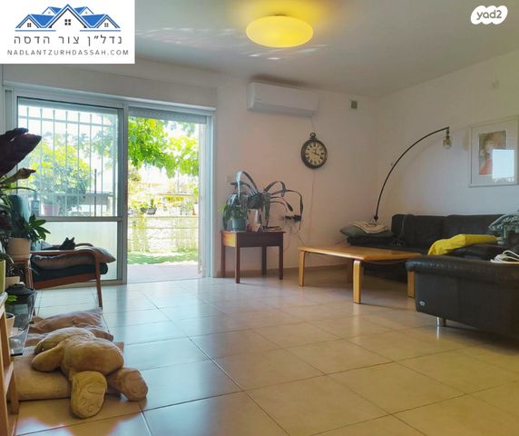 דו משפחתי, צור הדסה