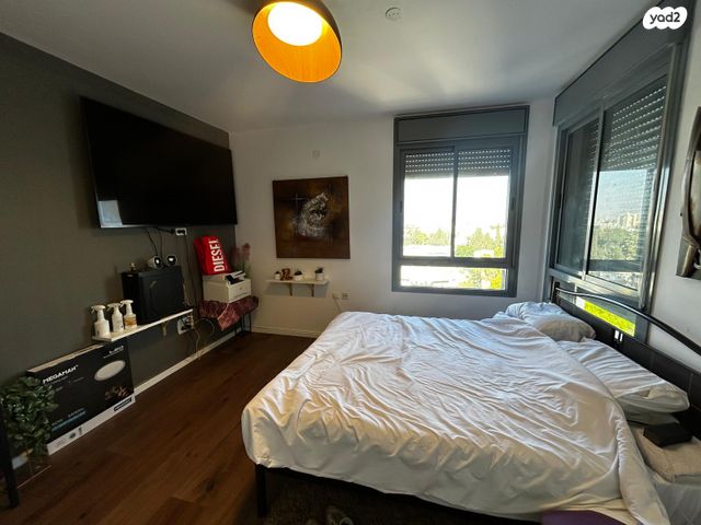 דירה, יגאל אלון, המרכז האזרחי, רמלה