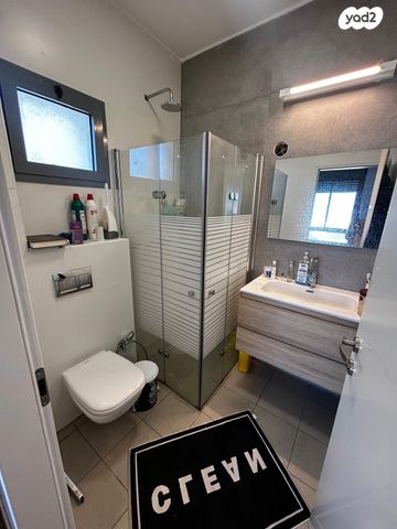 דירה, יגאל אלון, המרכז האזרחי, רמלה