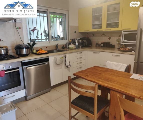 דו משפחתי, צור הדסה