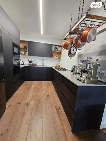 דירה, יגאל אלון, המרכז האזרחי, רמלה