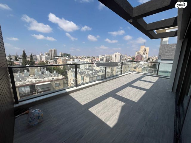 גג/ פנטהאוז, האחים סמילצ'נסקי, רמז, מערב ותיק, ראשון לציון