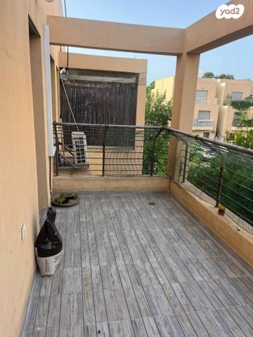 גג/ פנטהאוז, צור משה