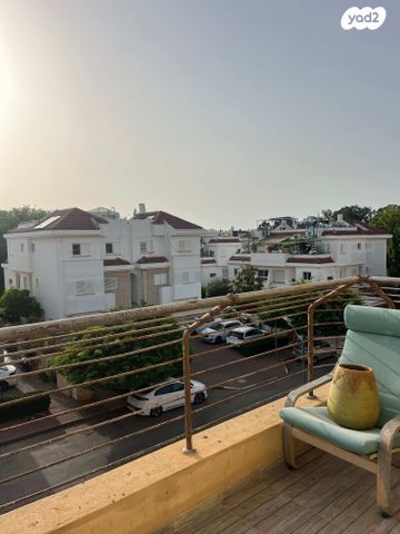 גג/ פנטהאוז, צור משה