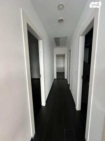 דירה, אריק איינשטיין, הרצליה