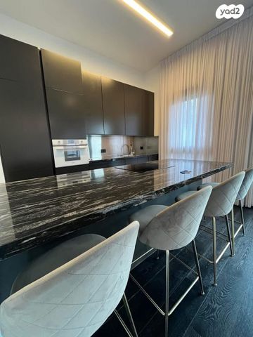 דירה, אריק איינשטיין, הרצליה