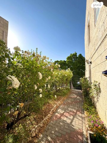 דו משפחתי, מור, הר כתרון, צור הדסה