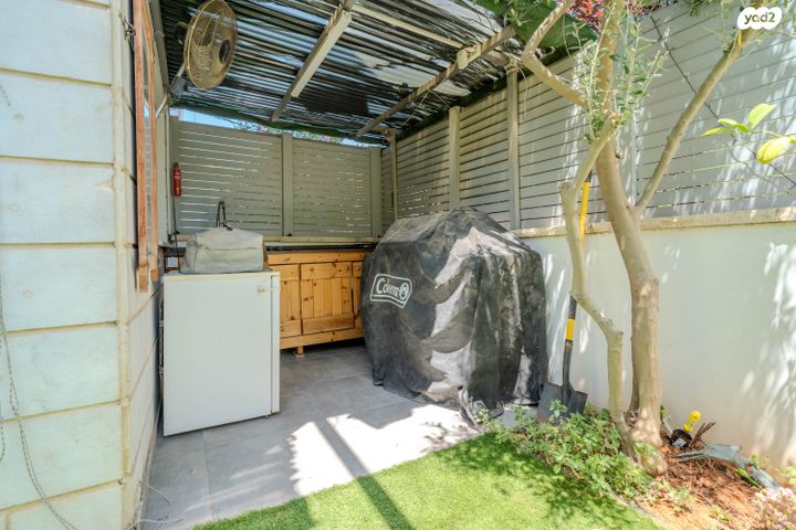 דירת גן, דרך ארץ 76, הפרחים, חריש