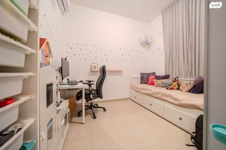 דירת גן, דרך ארץ 76, הפרחים, חריש