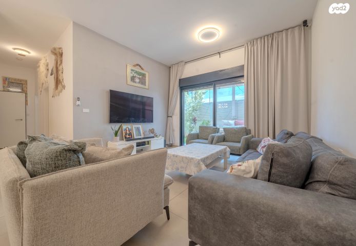 דירת גן, דרך ארץ 76, הפרחים, חריש