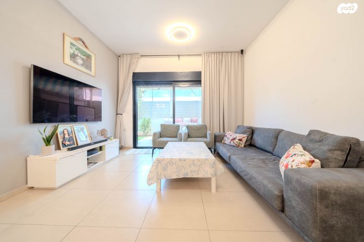 דירת גן, דרך ארץ 76, הפרחים, חריש