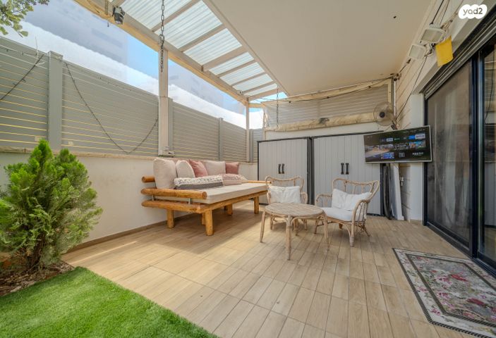 דירת גן, דרך ארץ 76, הפרחים, חריש