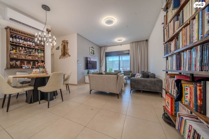 דירת גן, דרך ארץ 76, הפרחים, חריש