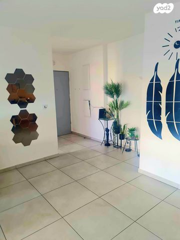 דירה, אריאל שרון, החותרים, טירת כרמל