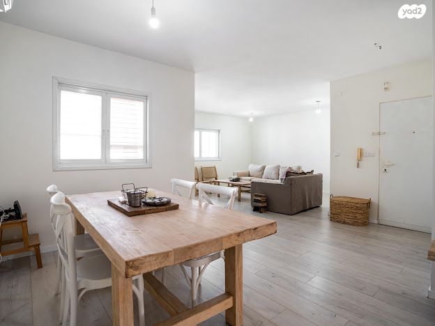 גג/ פנטהאוז, שאר העיר, קדימה צורן