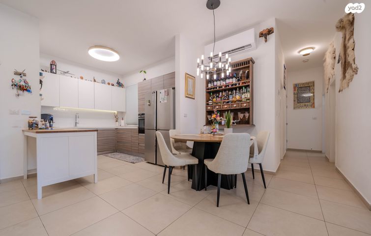 דירת גן, דרך ארץ 76, הפרחים, חריש