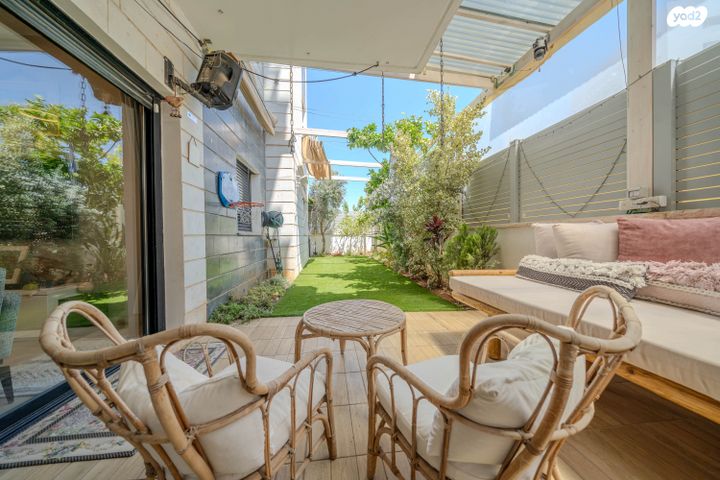 דירת גן, דרך ארץ 76, הפרחים, חריש