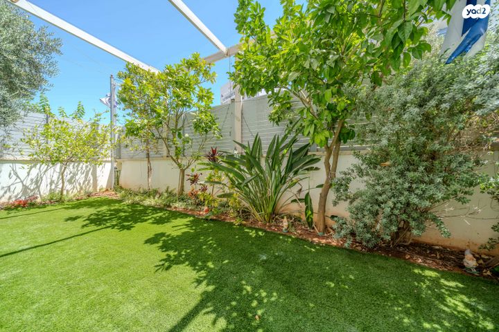 דירת גן, דרך ארץ 76, הפרחים, חריש