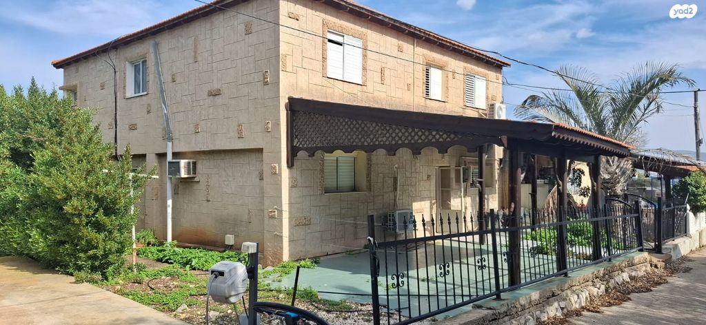 דו משפחתי, מנחמיה