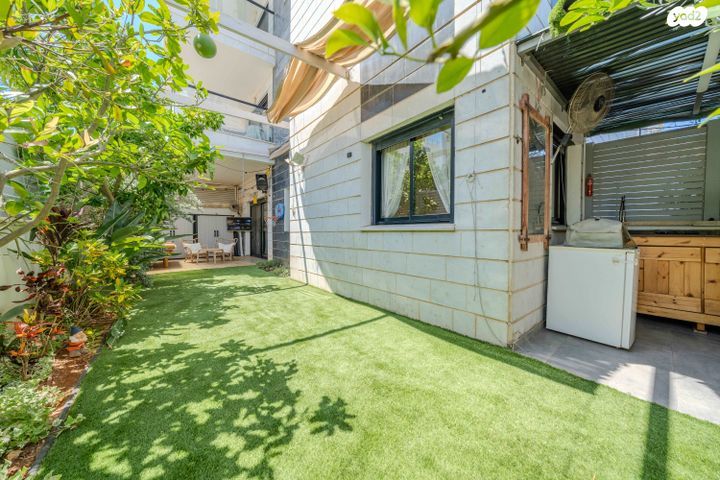 דירת גן, דרך ארץ 76, הפרחים, חריש