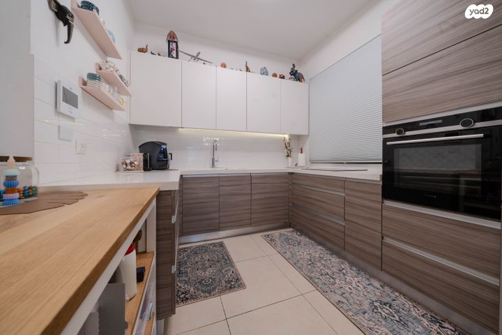 דירת גן, דרך ארץ 76, הפרחים, חריש