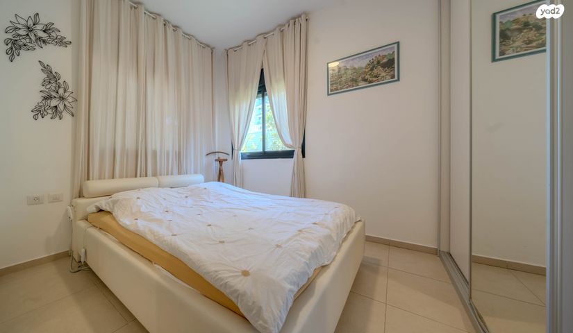 דירת גן, דרך ארץ 76, הפרחים, חריש