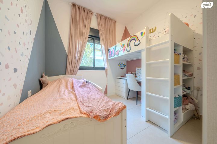 דירת גן, דרך ארץ 76, הפרחים, חריש