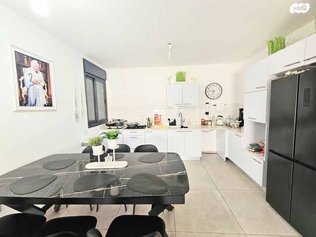 דירה, יצחק שמיר, נתיבות