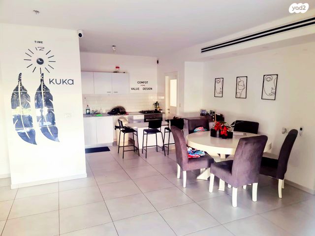 דירה, אריאל שרון, החותרים, טירת כרמל