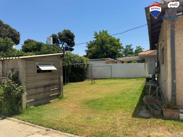 דו משפחתי, יציאת אירופה, בית אליעזר, חדרה