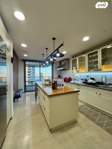 גג/ פנטהאוז, אלוף קלמן מגן 3, גני שרונה, קרית הממשלה, תל אביב יפו