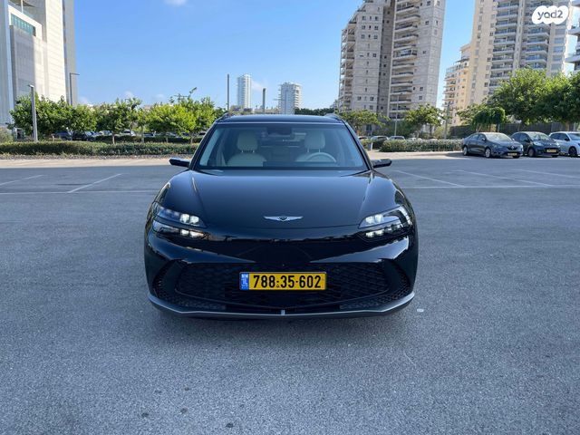 מודעת רכב ג'נסיס GV60